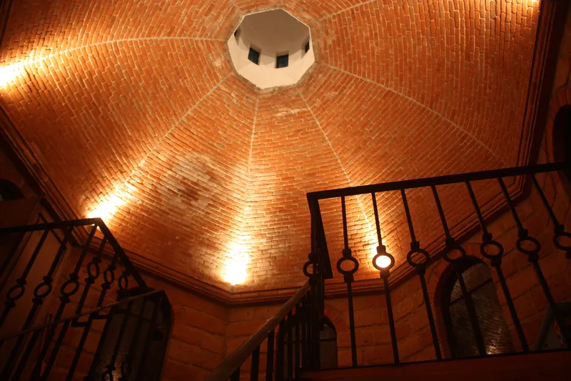 Interior de la cúpula de ladrillo, vista desde el tapanco